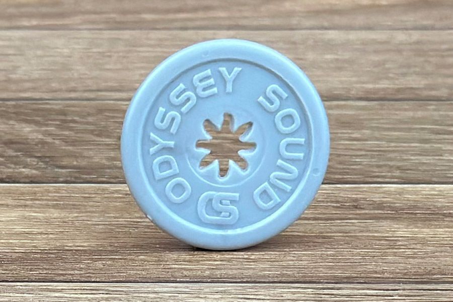 witte jeton met reliëf bedrukking voor Odyssey Sound en speciaal gat in het midden